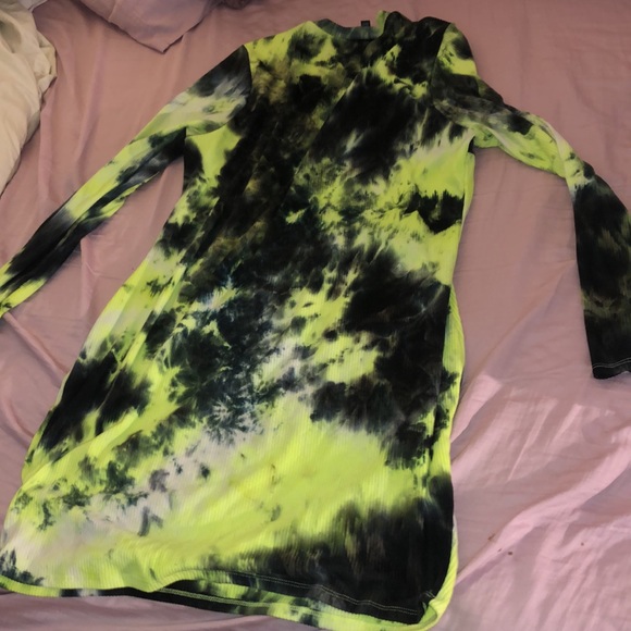 Fashion nova highlighter yellow/green and black tie-dye queen longsleeve dress - Picture 4 of 4